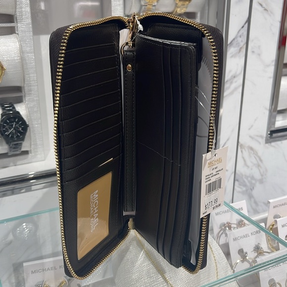 Michael Kors JST Lg Leather Continental Wallet Wristlet Phone Holder C
Chocolate - Picture 9 of 16